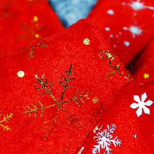 Chapeau de Noël en flanelle écologique de haute qualité, estampé or, avec impression de Père Noël, d'étoiles et de flocons de neige - Product Image 4