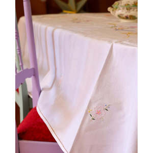 Nappe rectangulaire en coton et lin avec broderie colorée et 12 serviettes, accessoire de salle à manger écologique de marque - Product Image 4