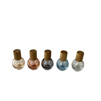 Vente en gros de bouteilles en verre d'huile essentielle à bille en métal de 10ml en forme d'ampoule avec couvercle en bambou en couleurs rose gris bleu clair orange