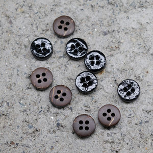 กระดุมเปลือกมะพร้าวทรงกลมแบนสีดำ 4 รู สำหรับเสื้อผ้าเด็ก ขายส่ง มีสินค้าในสต็อก เป็นมิตรกับสิ่งแวดล้อม รับทำโลโก้ - Product Image 3