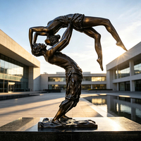 Sculpture en bronze coulé de style classique réaliste sur mesure pour galerie d'art 	 Statuette de couple dansant