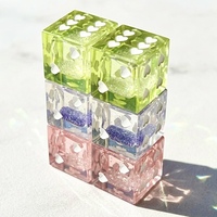 1 pièce de dés D6 en résine jaune, remplis de sable mouvant liquide et de paillettes, avec points blancs en forme de cœur, pour jeu de table carré transparent