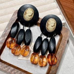 Boucles d'oreilles pendantes en bois avec motif visage vintage et perles de cristal orange, bijoux de mode pour femmes - Product Image 3