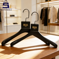 Ensemble de cintres en bois d'arbre de frêne noir de luxe, spécialement conçus, avec logo personnalisé