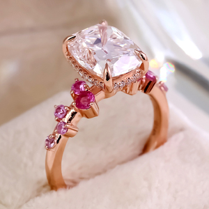 Anillo de Compromiso o Aniversario de Oro Rosa de 14k con Diamante de Laboratorio de Corte Cojín de 3 Quilates, Corte Antiguo OMC, con Piedras Preciosas Rosadas de Corte Redondo - Product Image 1