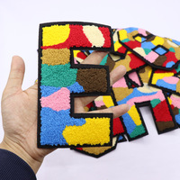 Patchs en tissu sergé 3D thermocollants personnalisés en gros, motifs floraux brodés, lettres en chenille en forme de cœur pour sacs et chapeaux