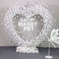 Arche florale en forme de cœur en roses de soie résistantes aux UV avec base stable pour demande en mariage romantique en extérieur destinée aux organisateurs de mariages