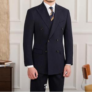 Completo da Uomo 2 Pezzi di Alta Qualità, Elasticizzato, <span class=keywords><strong>Blu</strong></span> a Righe Sottili, Formale, <span class=keywords><strong>Doppiopetto</strong></span>, con Risvolto a Punta e Pantaloni con Pieghe e Polsini - Product Image 1