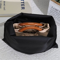 Pochette en satin noir imprimée avec logo personnalisé, sac à cordon de serrage pour le rangement des cheveux, sac à poussière en satin de luxe, doux comme de la soie, pour emballer des cosmétiques ou des accessoires capillaires