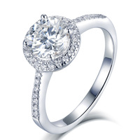 Bague élégante en moissanite ronde en argent 925 avec pierres latérales pavées serties à griffes, bijoux de mariée