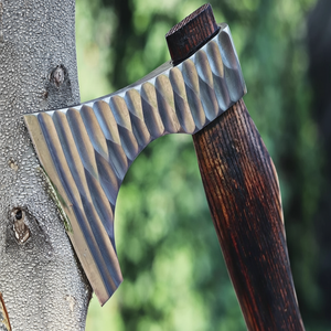 Tomahawk en acier à haute teneur en carbone fait à la main personnalisé manche de hache enveloppé de cuir en bois de frêne gaine en cuir fin ODM Viral DIY article tendance - Product Image 1