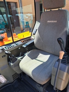 รถขุดตีนตะขาบ Doosan ปี 2018 สภาพดีเยี่ยม น้ำหนัก 5.5 ตัน เครื่องยนต์ Yanmar ความจุบุ้งกี๋ 0.35 ลูกบาศก์เมตร กำลังไฟ 36200 วัตต์ สำหรับงานก่อสร้าง - Product Image 5