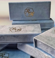 Boîtes cadeaux en suède personnalisées pour mariage, avec logo estampé or et velours vert sauge, emballage créatif pour entreprises
