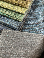 Tissu d'ameublement en chenille texturé multicolore en stock, matériau durable pour revêtement de meubles, prêt à être expédié pour les canapés