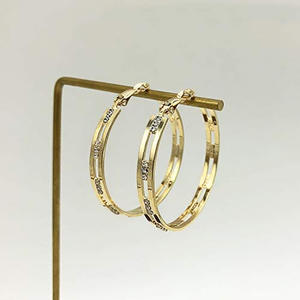 Boucles d'oreilles créoles de luxe en or massif 18 carats avec sertissage de strass en cristal pour femme, à porter au quotidien - Product Image 3