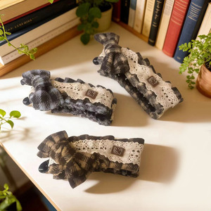 Pinza para el pelo estilo campestre francés con lazo de encaje, nueva pinza con borde de diamantes de imitación, pinza para flequillo con cinta, accesorio dulce para el pelo tipo pico de pato - Product Image 1