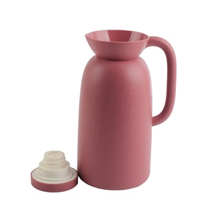 Jarra de Agua Minimalista de Plástico Rosa con Tapa para Uso Doméstico - Product Image 3