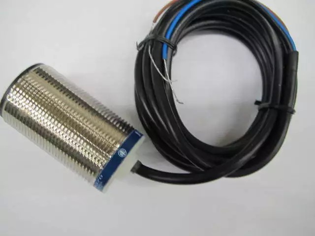 Оригинальный оригинальный товар XS1M30PA370 Schneider Индуктивный датчик бесконтактного переключателя