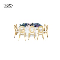 Table carrée élégante en bois blanc pur pour la présentation de desserts de mariage et les événements nuptiaux