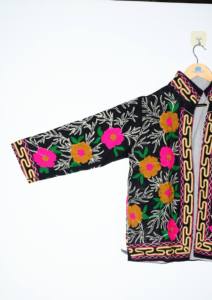 เสื้อแจ็คเก็ตบอมเบอร์ผู้หญิงสีดำลายดอกไม้ปักลาย TNT ผ้าฝ้าย 100% เป็นมิตรกับสิ่งแวดล้อม ทำมือ สไตล์โบโฮ เอธนิค สำหรับฤดูใบไม้ร่วง เหมาะสำหรับทุกเทศกาล - Product Image 4