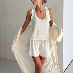Conjunto de 3 piezas de ropa de descanso al por mayor para mujer: bata larga, camiseta sin mangas y pantalones cortos de mezcla de rayón, pijama informal de punto. - Product Image 3