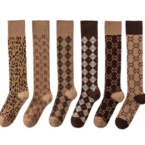 Chaussettes mi-mollet pour femme, style français, <span class=keywords><strong>marque</strong></span> tendance, motif lettre C, double broderie, respirantes, jacquard sans couture, effet Maillard, collection automne - Product Image 5