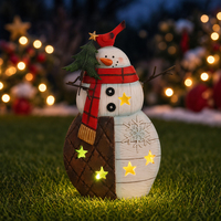 Figurine de bonhomme de neige lumineuse de Noël avec accents d'étoiles scintillantes, écharpe rouge et chapeau de sapin pour la décoration intérieure et extérieure des fêtes