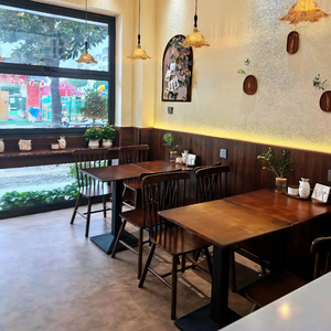 Restaurant convivial dans un quartier charmant, avec des meubles en bois massif et une conception d'intérieur d'usine complète - Product Image 2