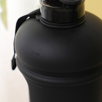 Bouteille d'eau de sport en plastique à grande capacité avec logo personnalisé, étanche