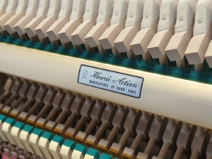 Piano acoustique droit d'occasion KU1B noir de qualité professionnelle japonaise avec mécanisme de style mécanique pour l'exportation en gros - Product Image 3