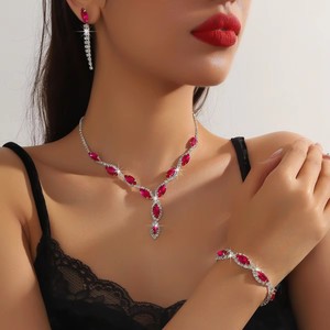 Conjuntos de Joyería de Moda 2026 en Oferta: Collar y Pendientes Nupciales Chapados en Oro con Estilo Versátil para Vestidos de Banquete al por Mayor - Product Image 2