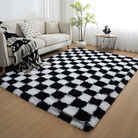 Tapis pour salon : Tapis à carreaux noir et blanc, moelleux, à poils longs ; Tapis doux et shaggy.