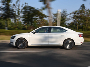 2025 superba <span class=keywords><strong>Skoda</strong></span> di lusso berlina di medie dimensioni nuova <span class=keywords><strong>Auto</strong></span> 2.0T 186 CV cambio automatico FWD R18 dimensione del pneumatico sterzo sinistro motore Turbo ACC - Product Image 2