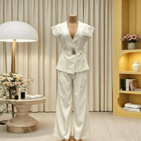 Ensemble de costume rose pour femme, idéal pour les mariages ou les soirées, avec des décorations de boutons formels pour un style professionnel féminin