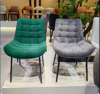 Chaise de salle à manger de style nordique moderne minimaliste, chaise d'appoint de luxe italienne avec dossier rembourré, structure en métal durable