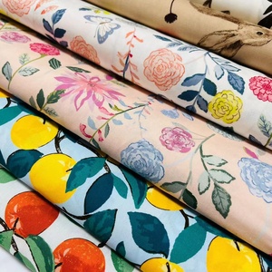 Tissu en coton personnalisé imprimé écologiquement avec des motifs floraux de lapins pour les vêtements des filles, des enfants et des bébés - Culottes, robes, jupes, chemisiers, sacs, rideaux - Product Image 2