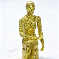 Figurine humaine boule disco dorée, sculpture de femme assise en résine pour la décoration intérieure moderne et l'exposition artistique