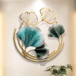 Décoration murale ronde en métal de style nordique, motif Ginkgo Biloba |   Sculpture murale en métal feuille d'or verte pour la décoration de fond de canapé - Product Image 1