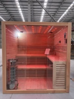 Ruang Sauna Spektrum Penuh Berwarna yang Modis dengan Tungku Sauna dan Bangku Bertingkat untuk Lebih Banyak Orang yang Bisa Berbaring untuk Bersantai