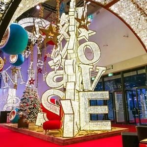 Árbol de Navidad Comercial LED para Exteriores, Luces con Motivo de LOVE XMAS en PVC, Decoración Gigante con Letras Doradas de XMAS para Centros Comerciales - Product Image 5