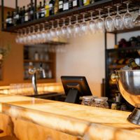Comptoir de bar sur mesure en marbre blanc neige naturel, éclairage personnalisé, bar moderne pour la maison, multifonctionnel, LED, pour boîte de nuit