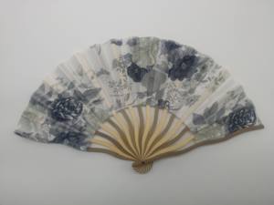 Élégant éventail pliant en soie blanche, style chinois, cadeau de mariage avec gravure personnalisée, motif floral peint, en bambou - Product Image 5