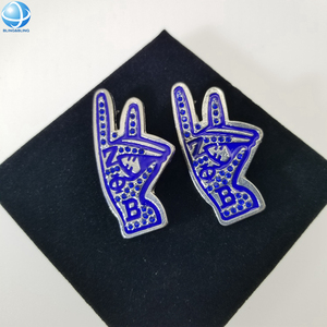 Broche ZPB tendance pour sororité, motif geste du doigt bleu, avec émail bleu et strass, idéale comme cadeau pour vêtements féminins - Product Image 1