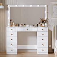 Coiffeuse OEM blanche avec tiroirs cannelés, poignées dorées et miroir effet mercure, finition PVC brillant, personnalisable pour l'exportation