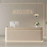 Bureau de réception minimaliste en MDF laqué, style crème, courbé, écologique et durable, avec rangement pour salon de beauté et magasin de vêtements