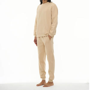 Conjunto de Sudadera y Pantalón de Estilo Urbano Refinado que Ofrece un Look Moderno y Elegante que Realza Cualquier Atuendo - Product Image 5