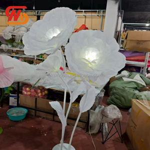 Lampe LED géante à 3 têtes en forme de fleur, faite à la main en organza, pour allée de mariage et décoration de fête - Product Image 3