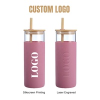 Cangkir kaca olahraga dengan tutup bambu, botol minum air lengan silikon Logo kustom 500ml dengan sedotan