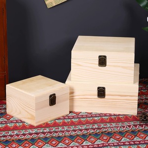 Caja de madera con tapa abatible, de pino macizo, cuadrada, con cerradura, para regalos, manualidades, recuerdos de boda, dulces, baby shower, fiesta de bienvenida al bebé. - Product Image 3