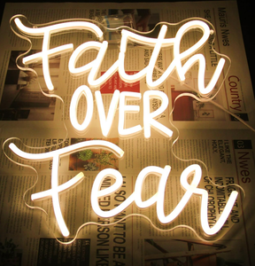 Dormitorio Oficina Letrero de neón motivacional Fe sobre el miedo en Vintage Script Alimentado por USB - Product Image 1